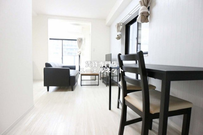 【居間・リビング】 | Fortuney江坂2 | ゆったりとくつろげる、落ち着きのある居室空間です