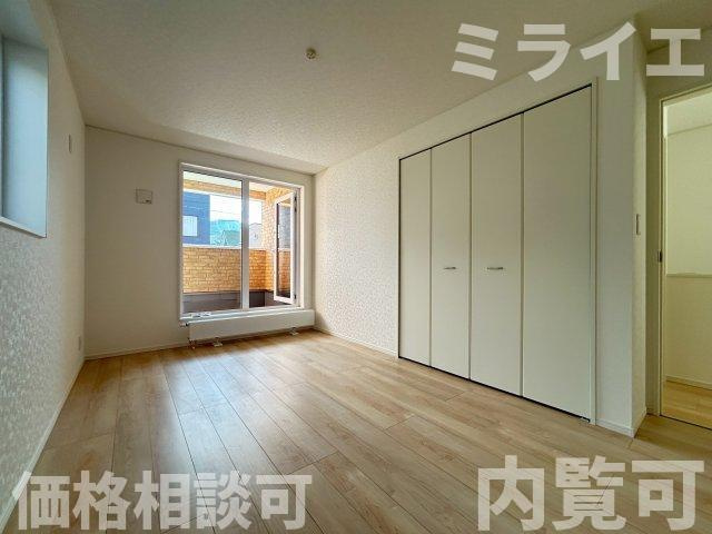 【新築戸建】札幌市北区新琴似7条5丁目4棟の洋室|2階洋室にはルーフバルコニーが設置されています。