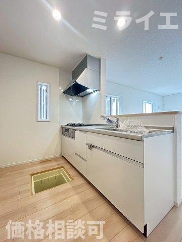 【新築戸建】札幌市北区新琴似7条5丁目4棟のキッチン|広々システムキッチンは、シンク・調理部分だけではなく、小物から大きな調理器具まで収納でき、出し入れもスムーズな収納充実プランを採用。食洗器設置可能。床下収納あり。