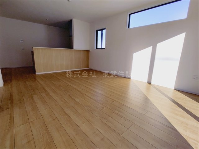 【居間・リビング】 | 川越市山田　全2棟　1号棟 | こちらの18.6帖のリビングで趣味の時間をお楽しみください