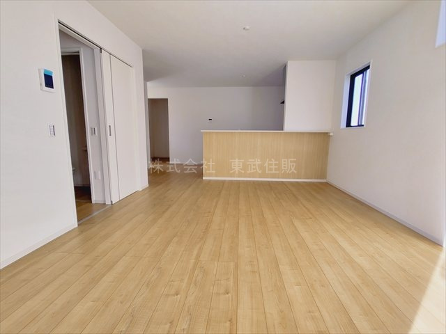 【居間・リビング】 | 川越市山田　全2棟　1号棟 | 開放感があり日当たり良好です