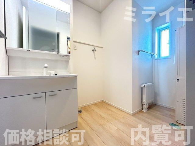 【新築戸建】札幌市北区新琴似7条5丁目4棟の独立洗面台|広範囲を映すだけではなく、両サイドのミラー裏に収納棚を設け、洗面道具をスッキリ収納できる三面鏡タイプを採用しています。