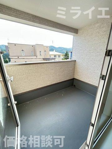 【新築戸建】札幌市北区新琴似7条5丁目4棟のバルコニー|屋根付で雨・雪が入りにくいルーフバルコニーを採用しています。洗濯物干しだけではなく椅子を置いてのんびり過ごせる広さです。