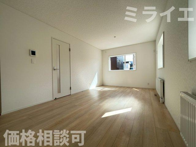 【新築戸建】札幌市北区新琴似7条5丁目4棟の居間・リビング|リビングが見渡せる対面キッチンを採用。内装(壁・床・建具)は白を基調とし、明るい雰囲気となっています。
