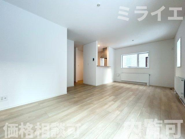 【新築戸建】札幌市北区新琴似7条5丁目4棟の居間・リビング|リビングが見渡せる対面キッチンを採用。内装(壁・床・建具)は白を基調とし、明るい雰囲気となっています。