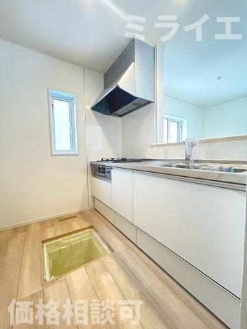 【新築戸建】札幌市北区新琴似7条5丁目4棟のキッチン|広々システムキッチンは、シンク・調理部分だけではなく、小物から大きな調理器具まで収納でき、出し入れもスムーズな収納充実プランを採用。食洗器設置可能。床下収納あり。
2号棟