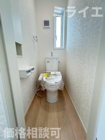 【新築戸建】札幌市北区新琴似7条5丁目4棟のトイレ|1階・2階に温水洗浄便座を設置。センサーによる便ふたオート開閉機能により、手を触れることがなく快適で衛生面にも配慮されています。