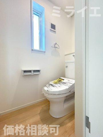 【新築戸建】札幌市北区新琴似7条5丁目4棟のトイレ|1階・2階に温水洗浄便座を設置。センサーによる便ふたオート開閉機能により、手を触れることがなく快適で衛生面にも配慮されています。