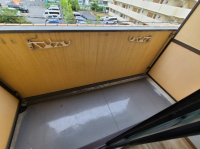 【バルコニー】 | ロイヤルハイツ西淡路パート２ | お洗濯にも便利なバルコニー付き