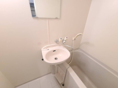 【洗面所】 | ロイヤルハイツ西淡路パート２ | 明るい洗面台です