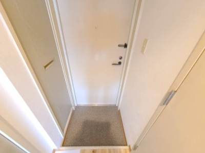 【玄関】 | ロイヤルハイツ西淡路パート２ | 収納もある玄関です