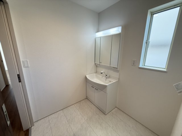 ハートフルタウン前橋市朝日町3丁目29番　A号棟の独立洗面台|シャワー水栓付き洗面台で朝の身支度もバッチリです！
洗面台には収納スペースもあり洗面室もすっきり片付きますよ！