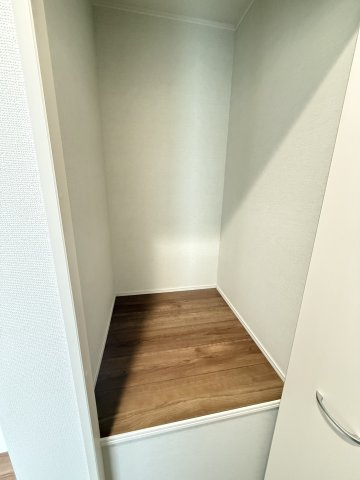 ハートフルタウン前橋市朝日町3丁目29番　A号棟の収納|２階廊下にはちょっとした収納付きです！