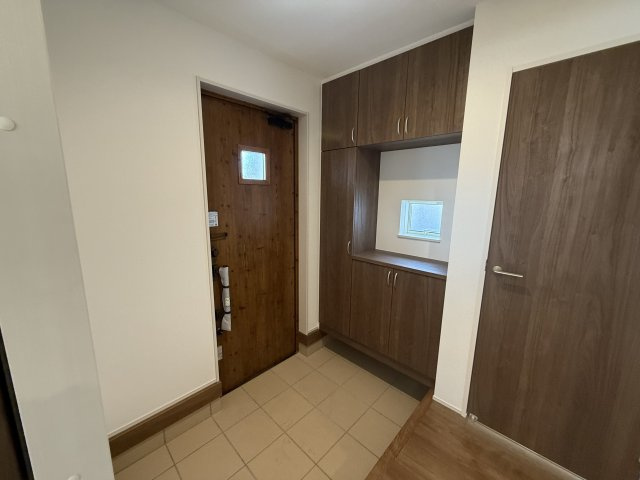 ハートフルタウン前橋市朝日町3丁目29番　A号棟の玄関|収納もある玄関です。玄関もタイル敷でお掃除も楽々です。