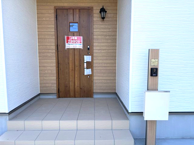 ハートフルタウン前橋市朝日町3丁目29番　A号棟の玄関|シンプルな造りの玄関です。
モニター付きインターホンも標準装備です！