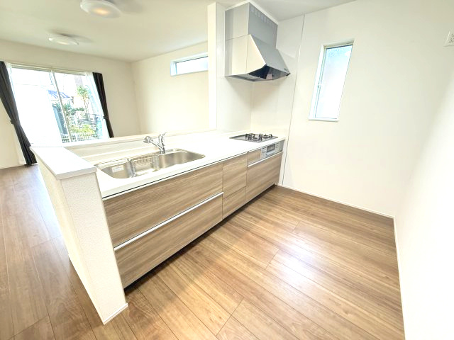 ハートフルタウン前橋市朝日町3丁目29番　A号棟のキッチン|人気のカウンターキッチン採用です☆
コンロも３口ご用意しています！調理スペースも広くストレスなくお料理できます。
浄水器つきなので美味しいお水も飲めますよ♪