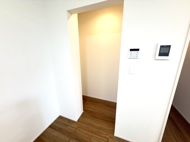 ハートフルタウン前橋市朝日町3丁目29番　A号棟の収納|キッチン横にはパントリー収納付きです。棚を置いてストック品や調理器具の収納にいかがでしょうか。