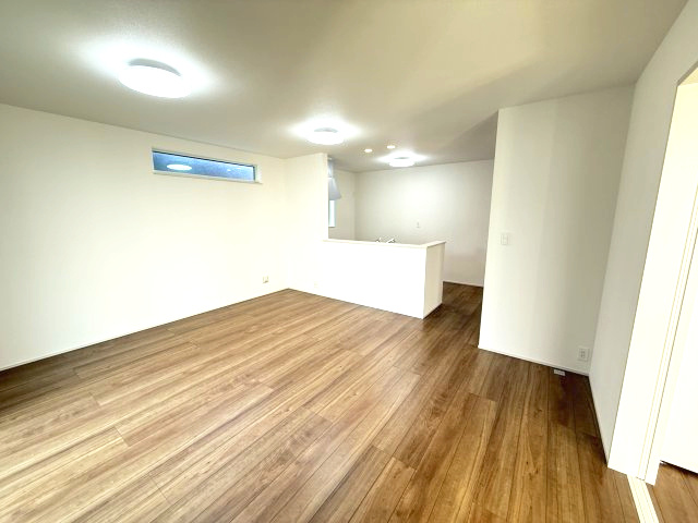 ハートフルタウン前橋市朝日町3丁目29番　A号棟の居間・リビング|ゆったり過ごせる17帖のリビングです♪人気の対面式キッチンを配した空間はお好みの家具も合わせやすく、家族がくつろぐ快適な空間造りをサポート。窓からは明るい陽光が差し込みます。