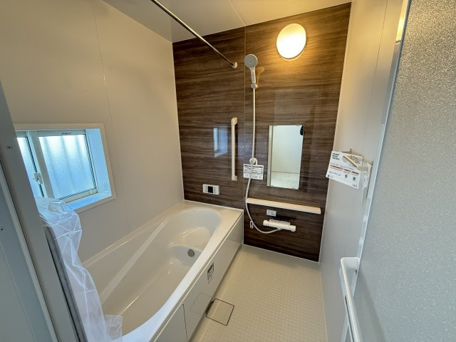 ハートフルタウン前橋市朝日町3丁目29番　A号棟の浴室|１坪タイプのフルオートバスです！
足を延ばして入れる広さなので一日の疲れも癒されますよ♪
室内物干しや浴室乾燥機もあるのでお天気の悪い日にはランドリースペースとしてもご利用できます！