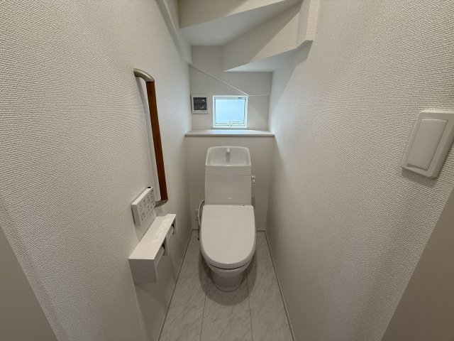 ハートフルタウン前橋市朝日町3丁目29番　A号棟のトイレ|1階トイレです。清潔感のある白を基調としています。
温水洗浄・便座暖房機能の付いた快適なトイレです☆