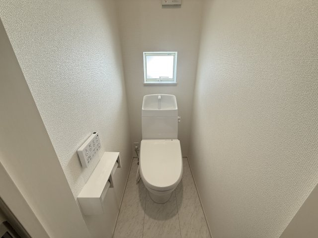 ハートフルタウン前橋市朝日町3丁目29番　A号棟のトイレ|2階トイレです。清潔感のある白を基調としています。