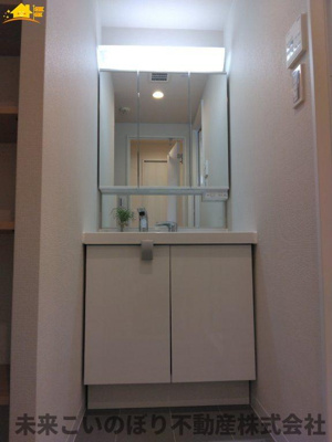 【独立洗面台】 | アルーサ北与野ノースピア上落合２号棟 | 鏡の裏は収納になっています。
スッキリ収納ができます！