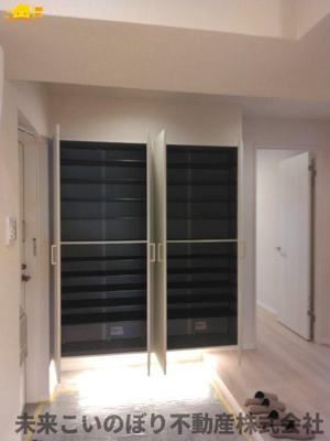 【玄関】 | アルーサ北与野ノースピア上落合２号棟 | 内側から見た玄関はとても開放感があり、気持ちよくお出かけができます。
収納もしっかりあるので家族の靴をきちんと片づけておけます。