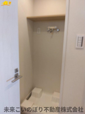 【その他】 | アルーサ北与野ノースピア上落合２号棟 | 洗面所と別に洗濯機置き場にございます。扉がございますので、使用していない時は室内すっきり見せることができます