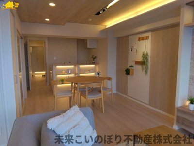 【居間・リビング】 | アルーサ北与野ノースピア上落合２号棟 | 広々とした解放間のあるリビングで、家族の会話も弾みますね！