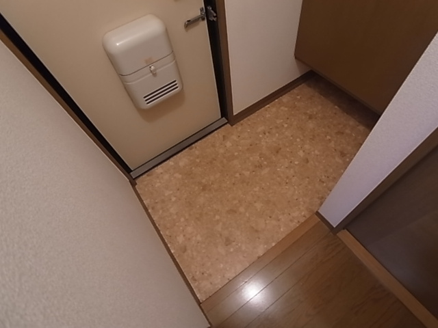 神戸市長田区寺池町２丁目のアパートの玄関