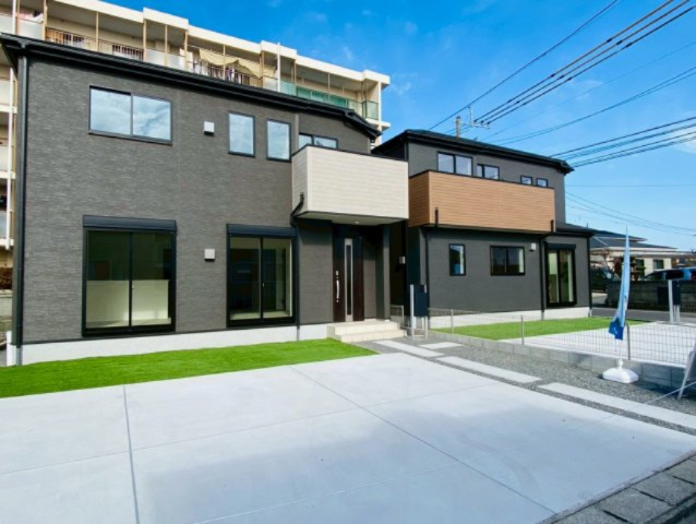 リナージュ／東区小峯4丁目第1期／1号棟の前面道路含む現地写真