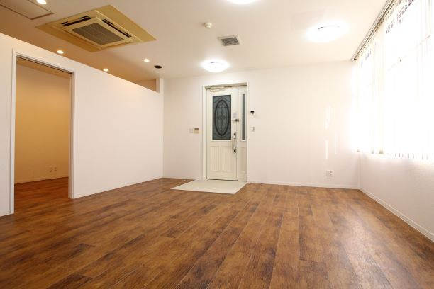 ロイヤルオーク事務所の内装