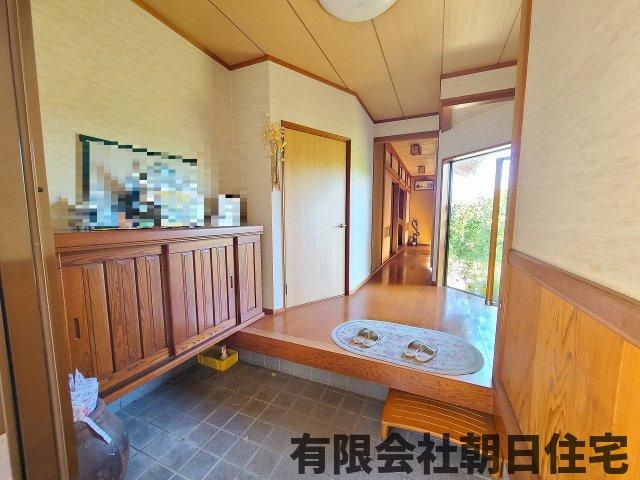 【玄関】 | 矢田町平屋中古戸建 | お庭が見える明るい玄関です