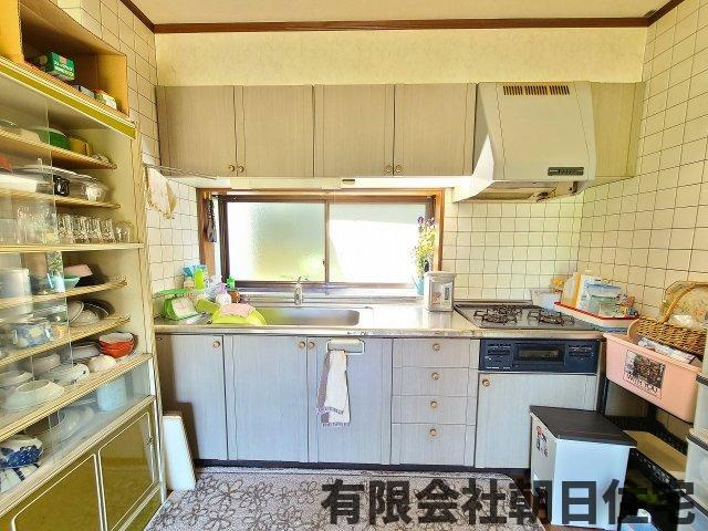 【キッチン】 | 矢田町平屋中古戸建 | 窓があり明るいキッチンです