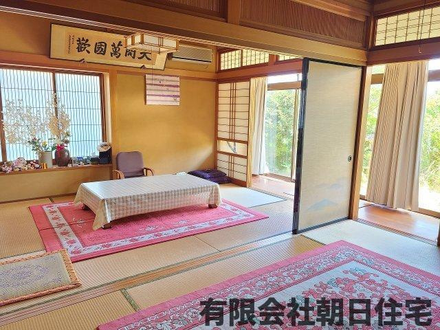 【和室】 | 矢田町平屋中古戸建 | 二間続きの和室は庭も望めて解放的な空間です