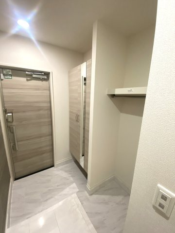 プレミア西条中央A棟の玄関