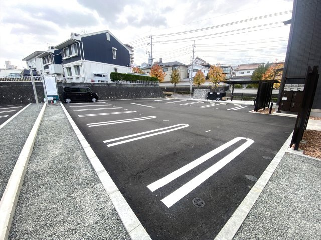 プレミア西条中央A棟の駐車場