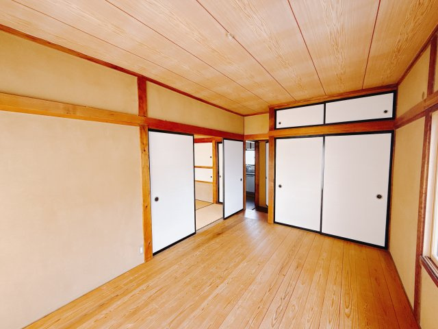 【中古戸建】前橋市下小出町の洋室|広い寝室ならインテリアも自由自在にお楽しみいただけます♪お外から帰ってきた後は寝室でゆっくり自分の時間をお過ごしください。