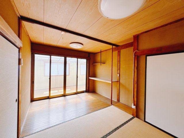 【中古戸建】前橋市下小出町の和室|和室でしか味わえない畳ならではの香りや素材で和のやすらぎを感じてください♪畳にはリラックス効果があるといわれています。のんびりするならやっぱり和室が一番ですね♪
