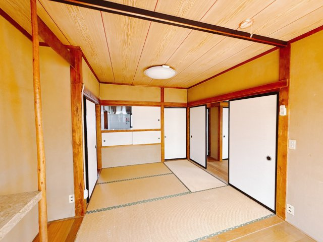 【中古戸建】前橋市下小出町の和室|扉付きの和室なのでプライベートな空間にもなります。ご両親がお泊りになっても、ぬくもりを感じられる和室でゆっくりとお寛ぎいただけます♪