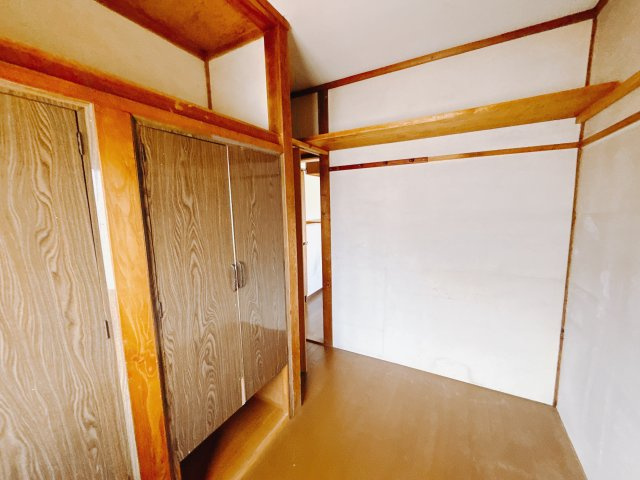 【中古戸建】前橋市下小出町のその他|扉がついているので、お友達が来た時や見られたくない私物などをしまえます。広さも充分ですので使い勝手が良いクローゼットです。