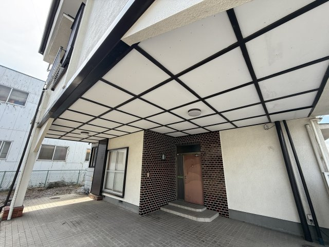 【中古戸建】前橋市下小出町の駐車場|駐車場スペースには屋根がついています♪