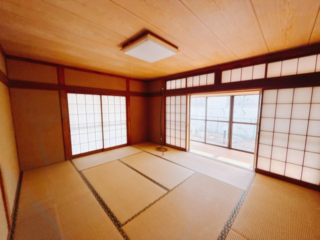 【中古戸建】前橋市下小出町の和室|フローリングでは感じることのできない圧倒的な寛ぎやすさを実感してください。独立しているので周りを気にせず寝そべることもできますね♪