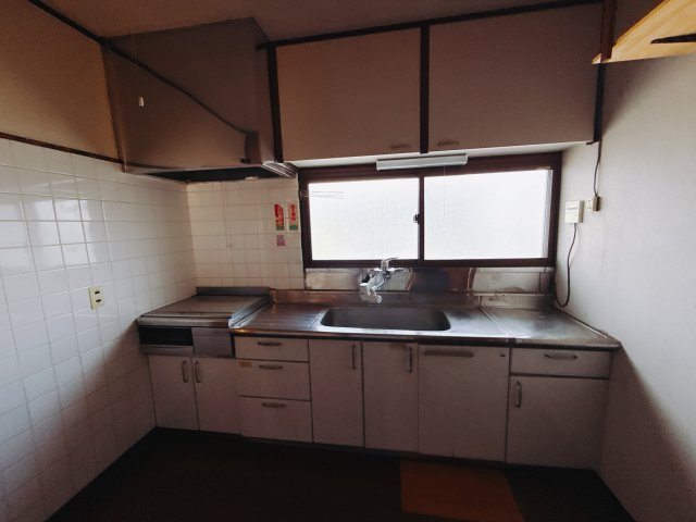 【中古戸建】前橋市下小出町のキッチン|キッチンの部屋が独立している為、お料理時の油の臭いや煙などが隣接するお部屋に充満しにくい造りとなっています♪