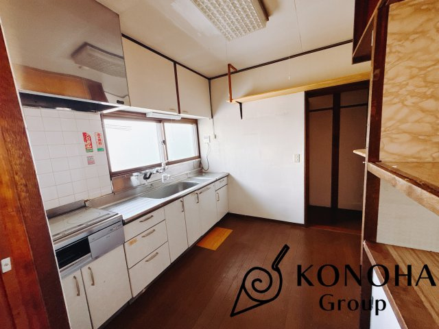 【中古戸建】前橋市下小出町のキッチン|独立キッチンのメリットは人目を気にせずお料理が出来ることです！来客時にも手元を見られない安心感があります。収納棚を設けてスッキリしたキッチンに変身可能です♪