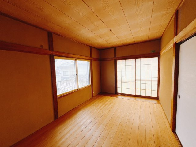 【中古戸建】前橋市下小出町の洋室|「今日も一日お疲れ様」とご夫婦でゆったりくつろげる寝室。毎日の家事やお仕事に疲れた日はフカフカのベットで癒されてください。テレビや本棚をおいても快適な広さなのが自慢のお部屋です♪