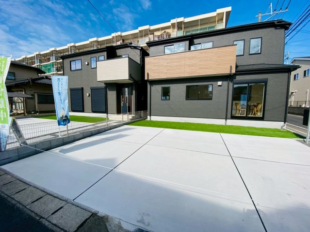 リナージュ／東区小峯4丁目第1期／2号棟の前面道路含む現地写真