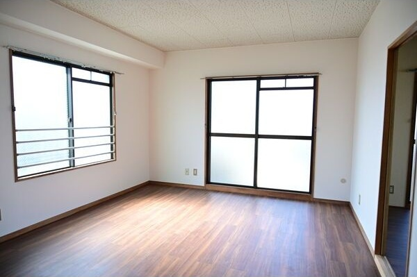 高田ビルの居間・リビング