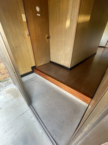 西岩崎貸家の玄関