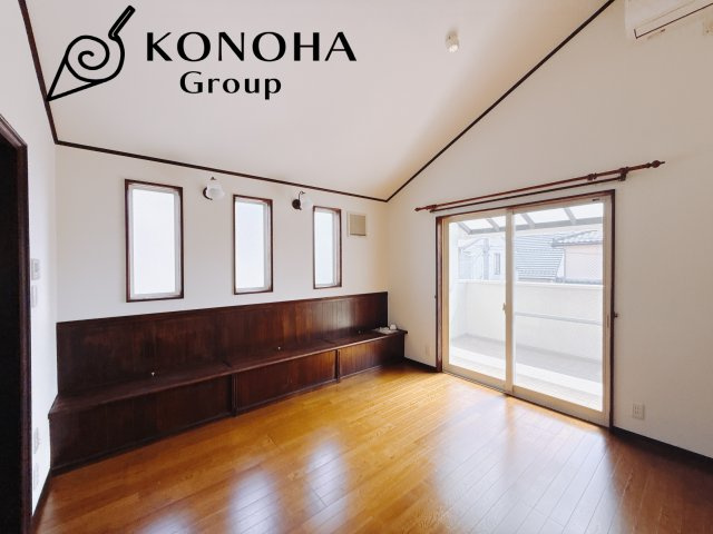 【中古戸建】前橋市荒牧町の洋室|これから長く住むお家のリビングには毎日気持ちのいい日差しが差し込みます。ポカポカ日向ぼっこをしながらお昼寝をするのもいいですね♪明るいリビングに気分も晴れやかに♪